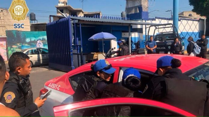 Policías de CDMX ayudan a mujer embarazada a tener a su bebé en un taxi