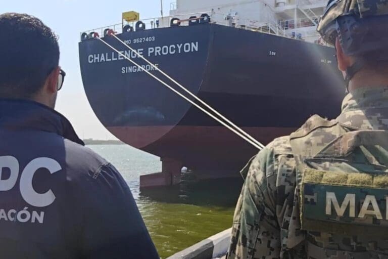 Aseguran 10 millones de litros de diésel y un buque con armas en Altamira, Tamaulipas