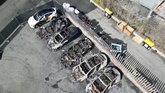 Queman 17 autos Tesla en concesionario de Italia y arrojan pintura a otros seis en Alemania