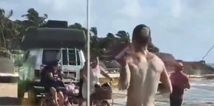 Captan a un turista extranjero corriendo desnudo por las playas de Tulum. El sujeto al parecer estaba bajo los efectos de una sustancia.