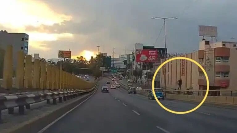 Video: Hombre corre sobre barandal de Circuito Interior de la CDMX; es apodado "Nadia Comaneci"