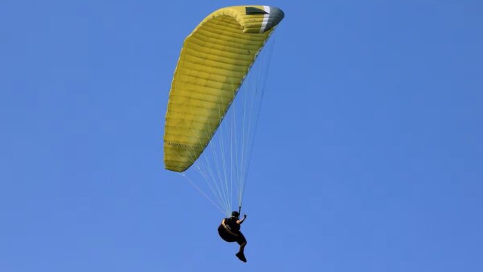 Muere actor tras no abrirse el paracaídas durante el rodaje de una película en España