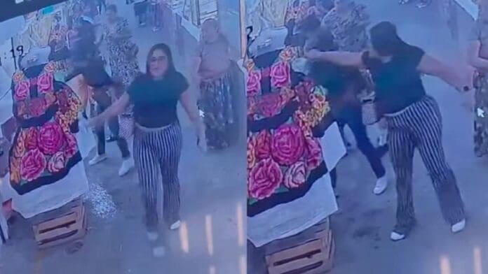 VIDEO: Mujeres lanzan cloro y arruinan vestidos regionales de hasta 35 mil pesos en mercado de Oaxaca