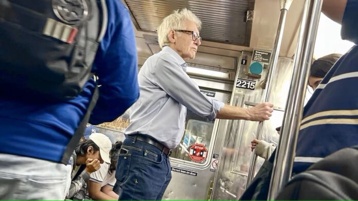 Video: Harrison Ford sorprende a sus fans al viajar en el metro de Nueva York junto a su esposa