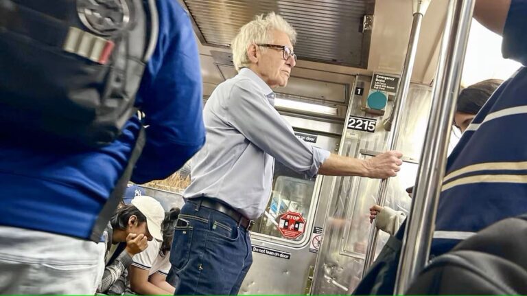 Video: Harrison Ford sorprende a sus fans al viajar en el metro de Nueva York junto a su esposa