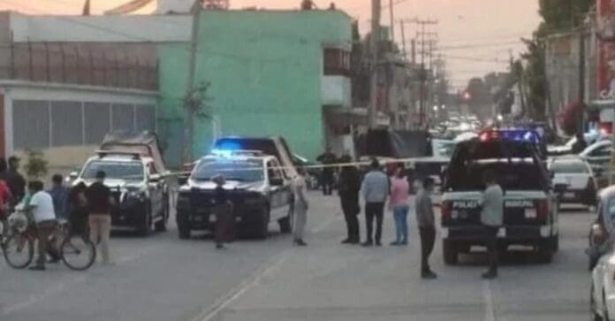 Asesinan a un hombre y un bebé en Tultitlán, Edomex tras un accidente automovilístico. Un sujeto sacó un arma y los mató.