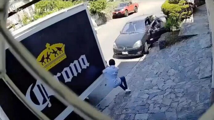 Video: Camión de cerveza pierde frenos y trabajadores intentan detenerlo con sus manos en Xalapa, Veracruz