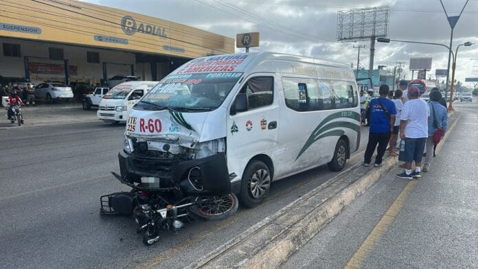 Chofer de combi atropella a motociclista en Cancún y camioneta vuelca sobre el bulevar Colosio. Varios percances en las últimas horas.