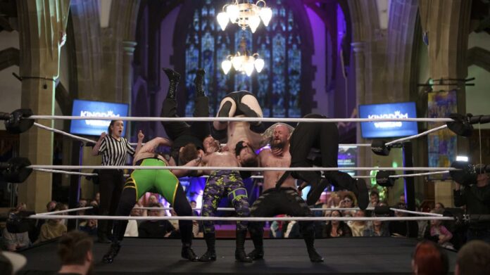 Video: Iglesia organiza combates de lucha libre para atraer feligreses en Inglaterra