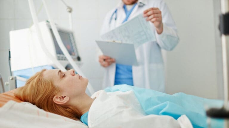 Detienen a falso médico de TikTok tras dejar a una mujer con muerte cerebral en Estados Unidos