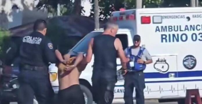 Detienen a un presunto ladrón que intentó escapar nadando en Chetumal. Le falló la estrategia y fue alcanzado por los policías.