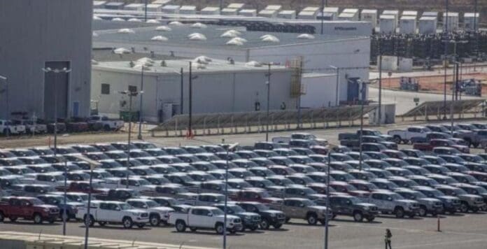 Las exportaciones de automóviles de México a Estados Unidos cayeron 3.8%, cifra podría empeorar por aranceles.