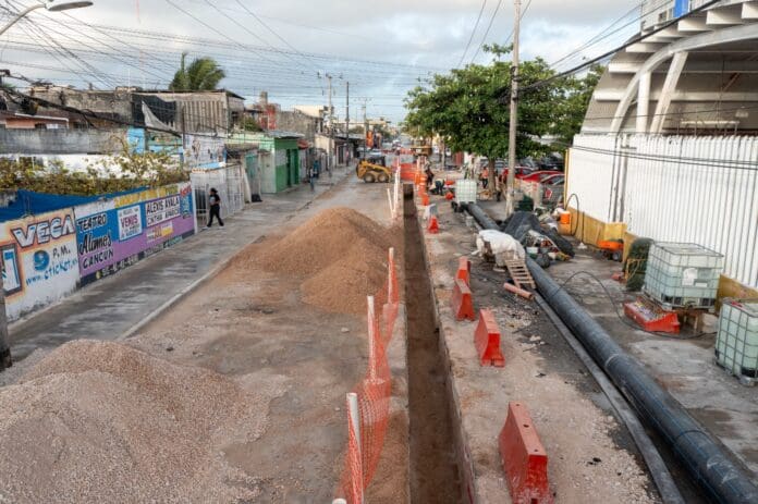 Aguakan realiza obras de renovación de la red de drenaje sanitario en Cancún