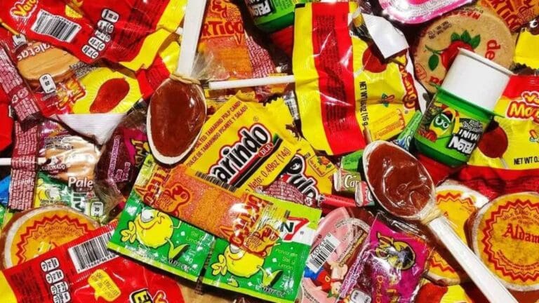 Ante prohibición de comida chatarra, niños venden golosinas de manera clandestina en escuelas de la CDMX