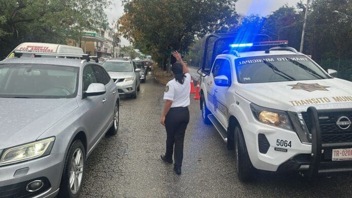 Fallece un motociclista en Cancún; hubo varios accidentes a causa de las lluvias. Se pide a la gente manejar con precaución.