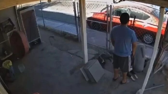 Video: Policías de Mexicali amenazan a jóvenes por instalar cámaras de seguridad en la fachada de su casa
