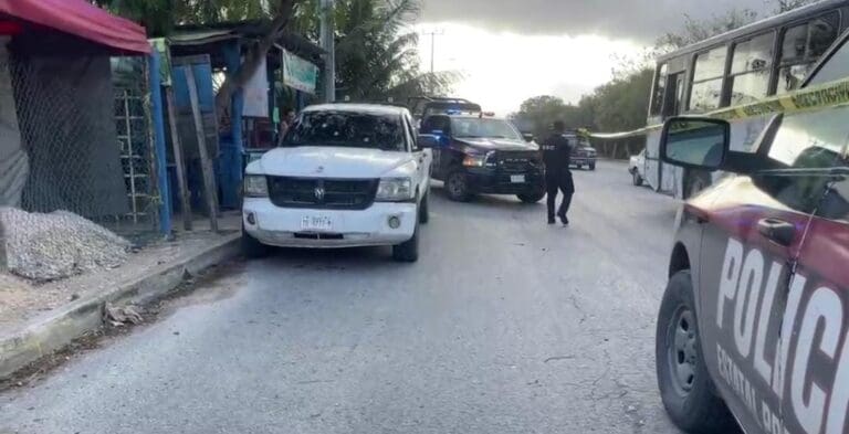 Sujetos armados asaltan pescadería en Cancún, dueño intentó alcanzarlos con su vehículo. Los tipos fueron detenidos.