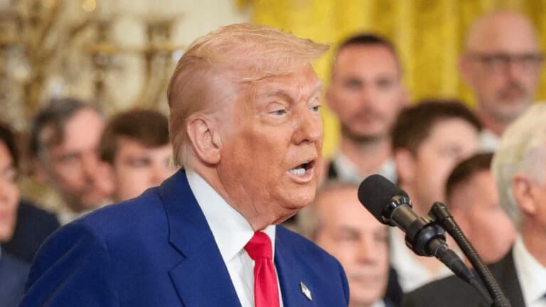 Donald Trump adelanta que impondrá aranceles a medicamentos del extranjero