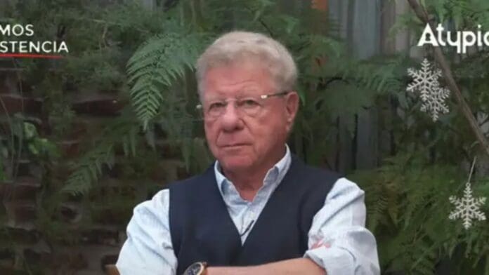 Vecino de Carlos Alazraki reproduce música de Disney durante su programa Atypical Te Ve para que no monetice