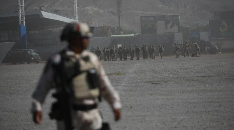 El Ejército de Estados Unidos no puede atacar a los cárteles en México, afirmó un funcionario del Pentágono.