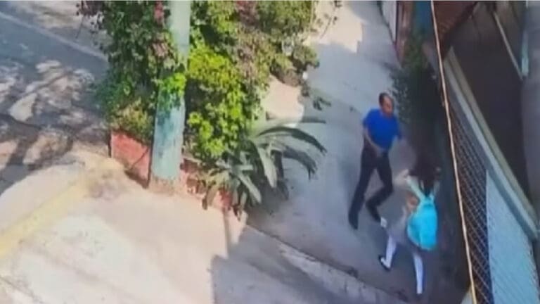 Video: Automovilista salva a joven de acoso en CDMX