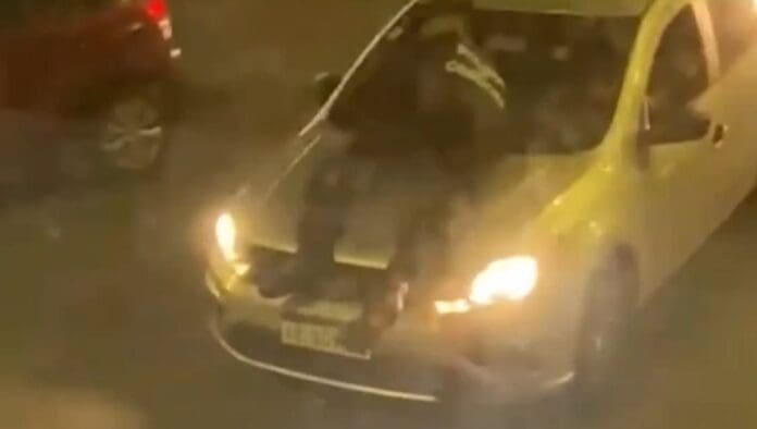 VIDEO: Conductor de Uber arrastra en el cofre a un policía por varias calles en Argentina
