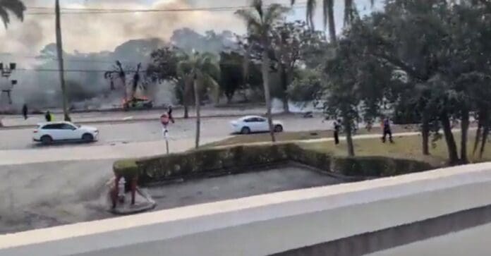 Reportan un nuevo accidente aéreo en Estados Unidos, se estrella avioneta en Florida. Habría al menos tres muertos.