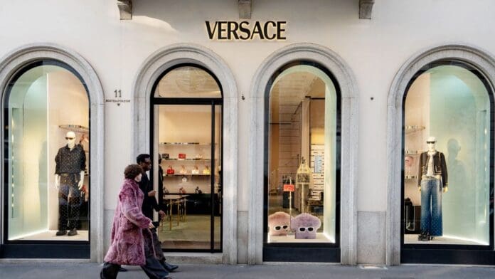 Prada compra a Versace por mil 250 millones de euros