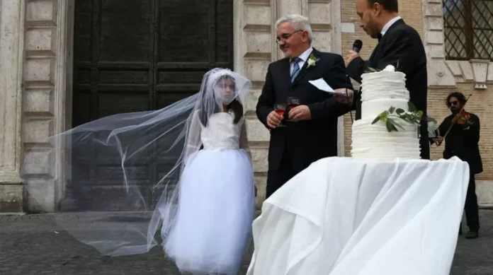 Padres querían forzar a su hija adolescente a contraer matrimonio con un hombre de 62 años en Oaxaca, la menor huyó