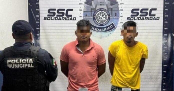 Se informó que policías de Playa del Carmen detuvieron a dos sujetos con 97 dosis de narcóticos en calles del destino.