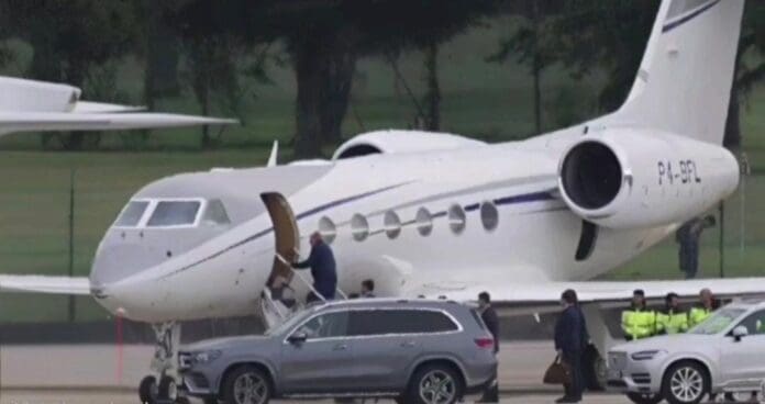 Un periodista afirmó que AMLO abordó un vuelo privado; pero era una imagen vieja de Juan Carlos, rey de España.