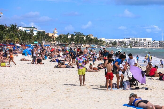 Turistas abarrotan litorales de Playa del Carmen al no registrarse recale masivo de sargazo
