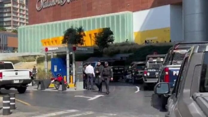 Ejecutan a dos personas en centro comercial de Zapopan, Jalisco