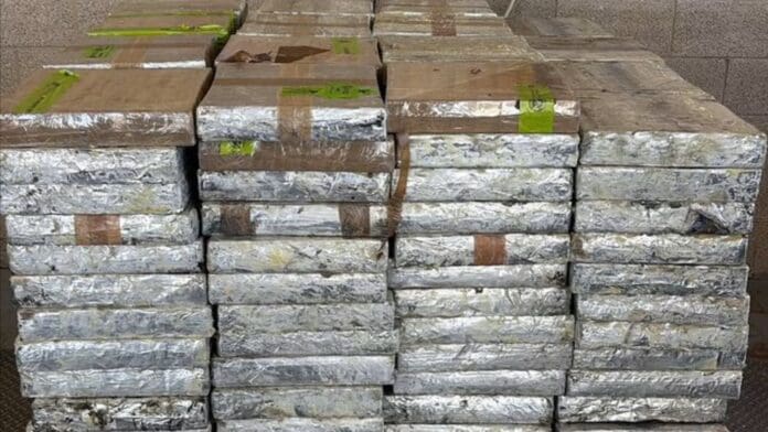 Incautan en Estados Unidos metanfetamina oculta en chiles morrón y pepinos provenientes de México