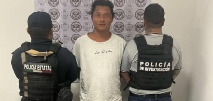 Detienen con 5 mil pesos a un presunto extorsionador en la Zona Hotelera de Cancún. Un sujeto lo denunció tras darle dinero.