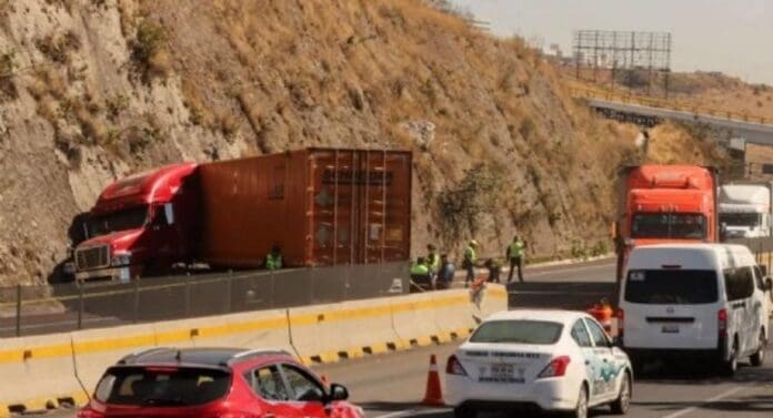 Conoce los horarios más peligrosos para viajar por las carreteras de México. No es seguro viajar por el país.