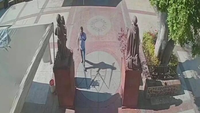 Video: Exhiben a hombre robando limosnas en templo de Irapuato, Guanajuato