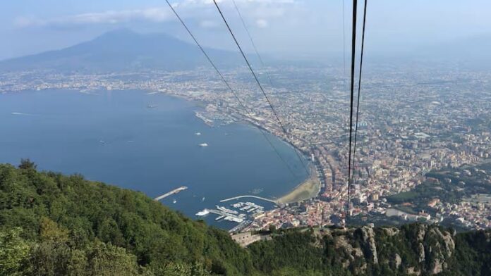 Video: Mueren cuatro personas por la caída de un teleférico en Nápoles, Italia