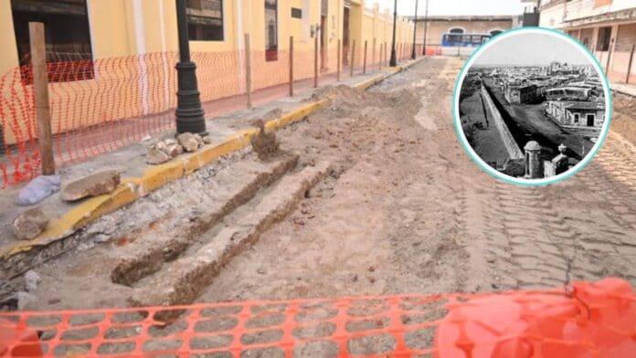 Descubren vestigios del muro colonial que protegía al puerto de Veracruz durante obras de repavimentación