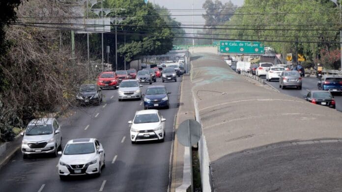 Hombre pierde la vida tras caer de vehículo en movimiento en CDMX; presuntamente su pareja lo empujó
