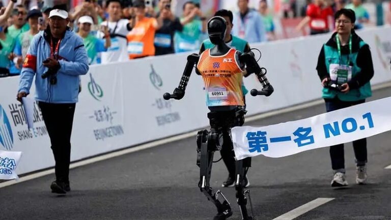 Video: Robots corren en la primera media maratón del mundo entre humanos y humanoides en China