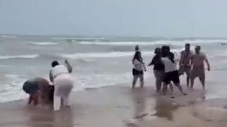 VIDEO: Captan a turistas peleando en playa de Acapulco durante Semana Santa