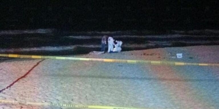 Muere ahogado un sujeto en la playa Gaviota Azul de Cancún; se había metido a nadar en estado de ebriedad.