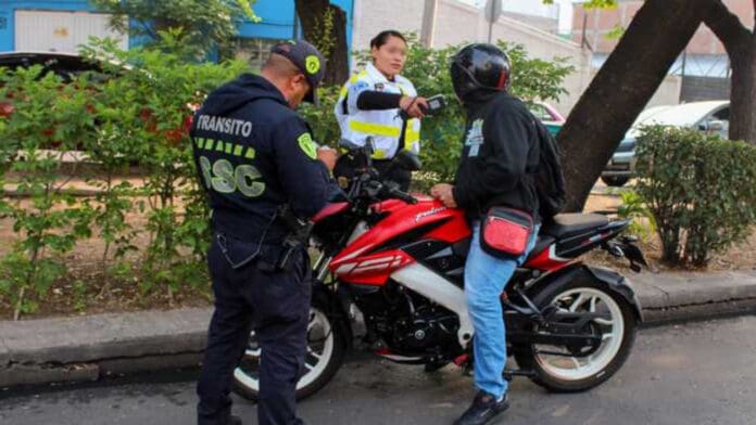Video: Exhiben a policías de CDMX que usan motos con placas falsas para extorsionar