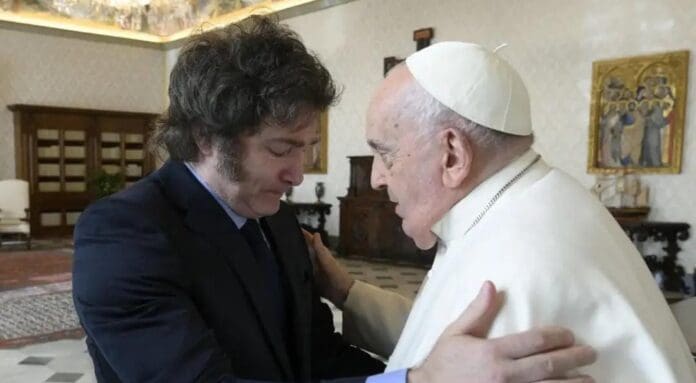 Pese a llamarlo comunista y representante del maligno, Javier Milei da el pésame por la muerte del Papa Francisco.