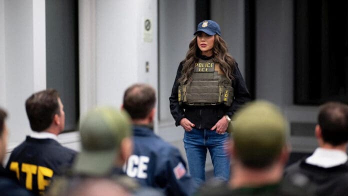 Roban la bolsa de Kristi Noem, la secretaria de Seguridad Nacional de Estados Unidos