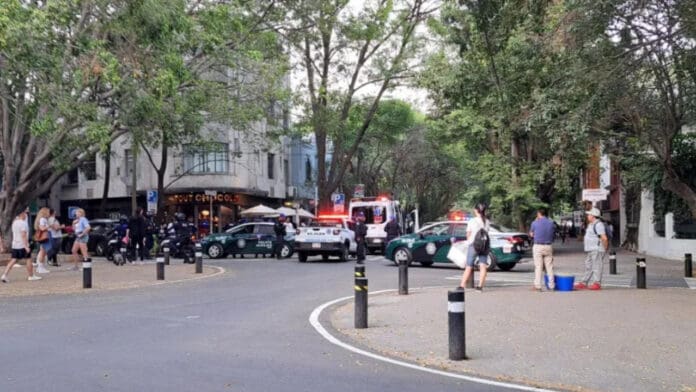 Joven se quita la vida en el sanitario de una cafetería en CDMX