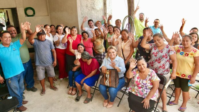 Renán Sánchez se reúne con la familia Verde para escuchar y atender a las y los vecinos en Bacalar