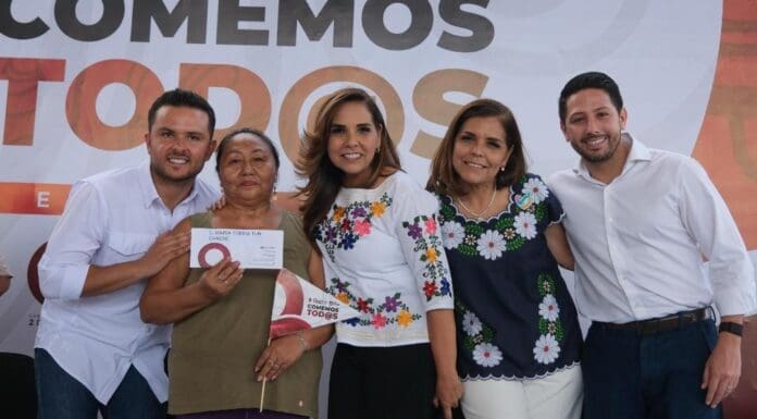 Encabeza Mara Lezama Espinosa la entrega de 700 tarjetas y paquetes del programa 