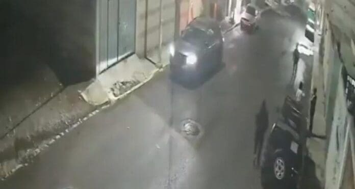 Unas cámaras de videovigilancia captaron el momento en el que una mujer fue secuestrada en la ciudad de Puebla.